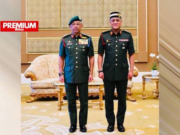 Mohamed Najmi (kanan) ketika pemakaian pangkat dari Leftenan Kolonel ke Kolonel di Istana Negara pada Ogos 2020.