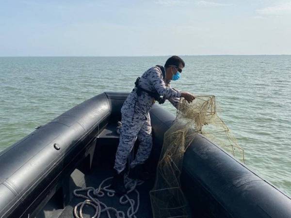 Pegawai penguat kuasa Maritim menemui aktiviti pemasangan bubu secara haram di muara Sungai Perak. -Foto ihsan Maritim