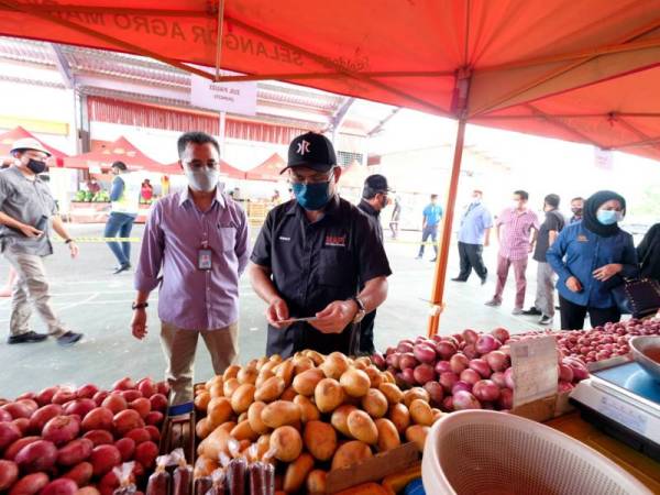 Ronald Kiandee mengadakan lawatan di Pasar Segar Terkawal (PST) Dengkil hari ini. - Foto Bernama