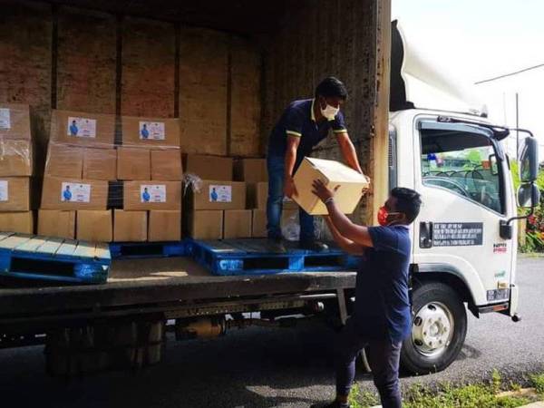 950 bakul makanan untuk keluarga miskin di DUN Ampangan.