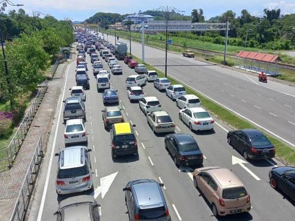 Keadaan Jalan Kapayan-Kota Kinabalu yang sesak selepas pelaksanaan SOP terbaharu bahawa Kota Kinabalu, Penampang dan Putatan tidak lagi dikategorikan sebagai satu daerah.