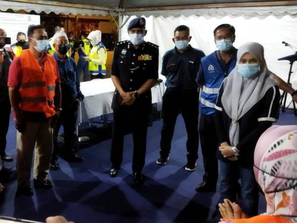 Mohamad, Khairuddin dan Tengku Nor Asmaliza bersama sebahagian petugas PKOB dalam kalangan komuniti yang hadir pada taklimat penugasan PKPD di Jaya Gading pada malam Isnin.