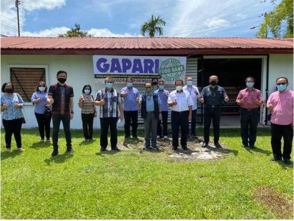 Jeffrey (hadapan, dua dari kanan) melancarkan Gapari Foodbank di Pusat Khidmat DUN Tambunan.