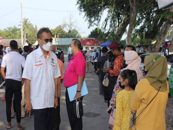 Dzulkefly (kiri) dalam satu lawatan program saringan komuniti Covid-19 secara percuma di Dewan Bukit Kuching Tengah, pada Isnin.