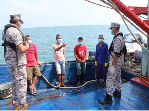 Anggota Maritim Malaysia Pahang mendekati warga maritim sekitar kawasan Teluk Gading, Rompin untuk memberi peringatan berhubung keselamatan di laut sempena sambutan Hari Kesedaran Keselamatan Maritim Peringkat Kebangsaan, pada Isnin.