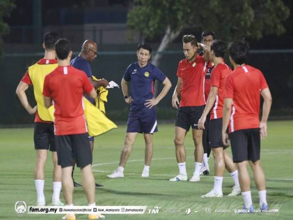 Cheng Hoe (tengah) mengendali sesi latihan Harimau Malaya di Dubai pada Isnin. - Foto FB FAM