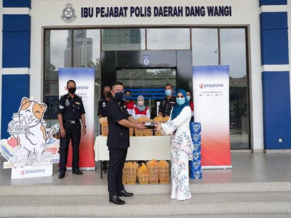 Penyerahan sijil penghargaan dan pek makanan diberikan kepada Timbalan Ketua Polis Daerah Dang Wangi, Superintendan Naazron Abdul Yusof.