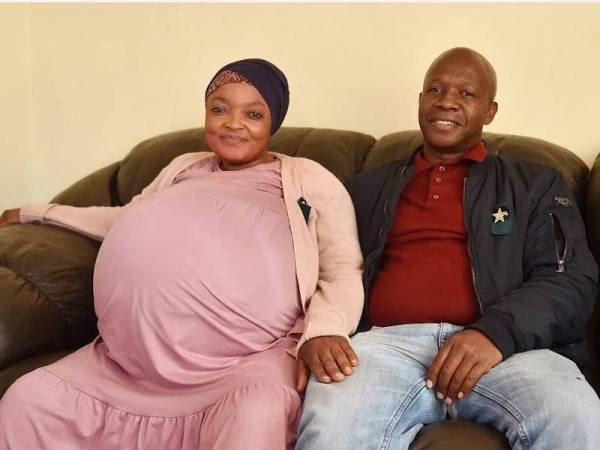 Gambar menunjukkan Gosiame Thamara Sithole (kiri) bersama suaminya, Teboho Tsotetsi sebelum dia melahirkan kembar sepuluh di sebuah hospital di Pretoria, Afrika Selatan. - Foto AFRICAN NEWS AGENCY