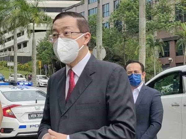 Guan Eng bercakap kepada media di pekarangan pintu 2, Istana Negara pada Rabu.