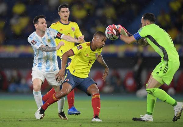 Kemaraan Messi (kiri) dikekang pemain tuan rumah William Tesillo dan Ospina semasa aksi kelayakan Piala Dunia di Barranquilla, Colombia. -Foto: AFP