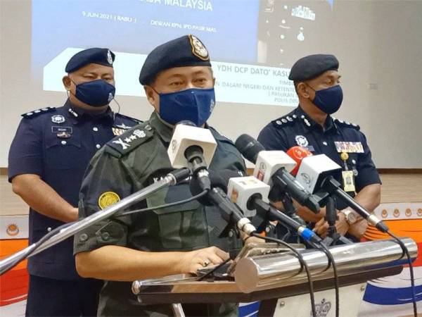 Kasuahdi (depan) pada sidang akhbar di Ibu Pejabat Polis Daerah (IPD) Pasir Mas, pada Rabu.