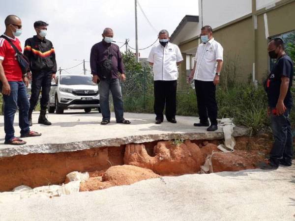 Che Zakaria ketika meninjau kejadian tanah mendap di Taman Scientex, Pasir Gudang, pada Rabu.