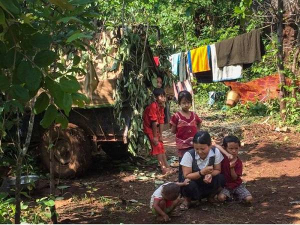 Penduduk berlindung di kawasan hutan di Demoso, negeri Kayah. - Foto AFP