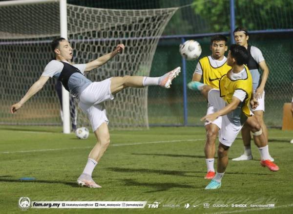 Pemain Harimau Malaya giat menjalani latihan.