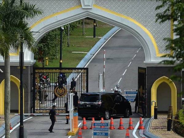 Kelihatan kenderaan yang dipercayai membawa Timbalan Presiden Pas, Datuk Tuan Ibrahim Tuan Man memasuki pekarangan pintu 2 Istana Negara. 