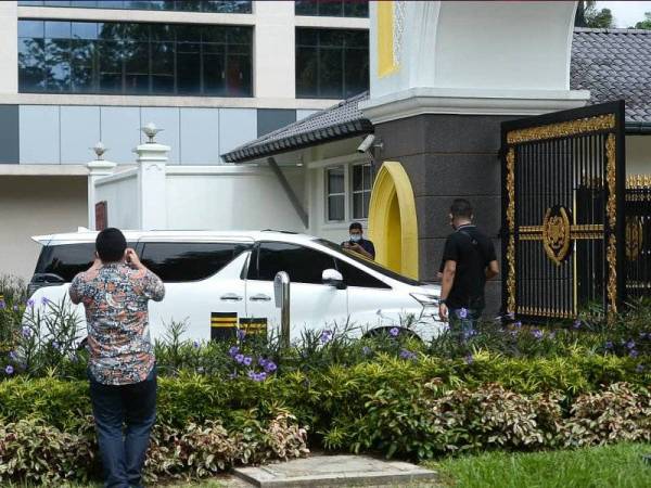 Kelihatan kenderaan yang dipercayai membawa Menteri Pengangkutan, Datuk Seri Ir. Dr. Wee Ka Siong memasuki pintu 2 Istana Negara menghadap Yang di-Pertuan Agong, Al-Sultan Abdullah Ri'ayatuddin Al-Mustafa Billah Shah di Istana Negara.