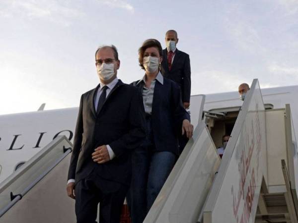 Gambar fail menunjukkan Perdana Menteri Perancis, Jean Castex (depan) dan isterinya, Sandra. - Foto AFP