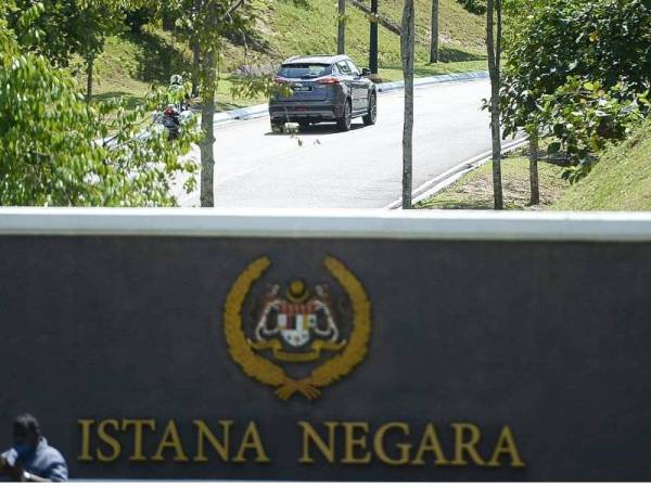 Kelihatan kenderaan yang dipercayai membawa bekas Perdana Menteri, Tun Dr Mahathir Mohamad memasuki pintu 2 Istana Negara menghadap Yang di-Pertuan Agong, Al-Sultan Abdullah Ri'ayatuddin Al-Mustafa Billah Shah di Istana Negara.