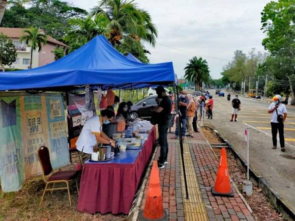 Orang ramai beratur untuk membeli sarapan pagi.