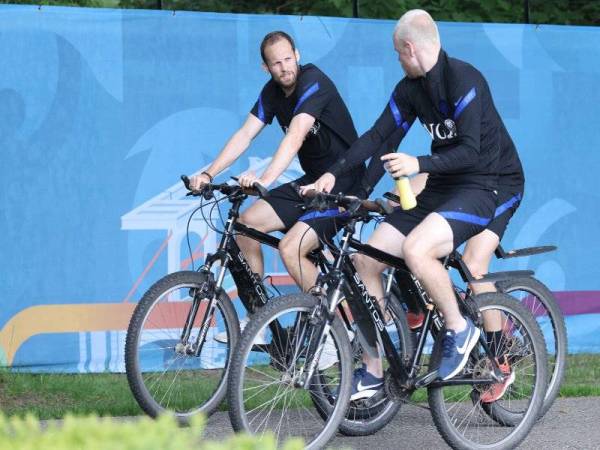 Blind (kiri) berbasikal bersama rakan sepasukan ketika menjalani sesi latihan persediaan skuad Belanda bagi saingan Euro 2020. Foto AFP