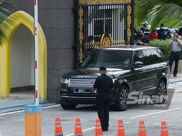 Kenderaan yang membawa Mohd Shafie keluar dari pintu 2 Istana Negara selepas menghadap Yang di-Pertuan Agong, Al-Sultan Abdullah Ri'ayatuddin Al-Mustafa Billah Shah di Istana Negara pada Khamis.