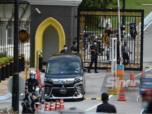 Kelihatan kenderaan yang dipercayai membawa Tuan Ibrahim keluar dari pintu 2 Istana Negara.