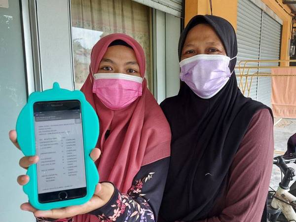 Nurul Firzannah berkongsi kejayaan dengan ibunya, Faridah ketika ditemui di Kampung Tanjung Medan, Parit pada Khamis.