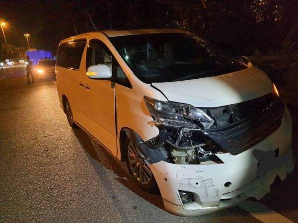 Kereta lelaki berkenaan turut mengalami kerosakan.