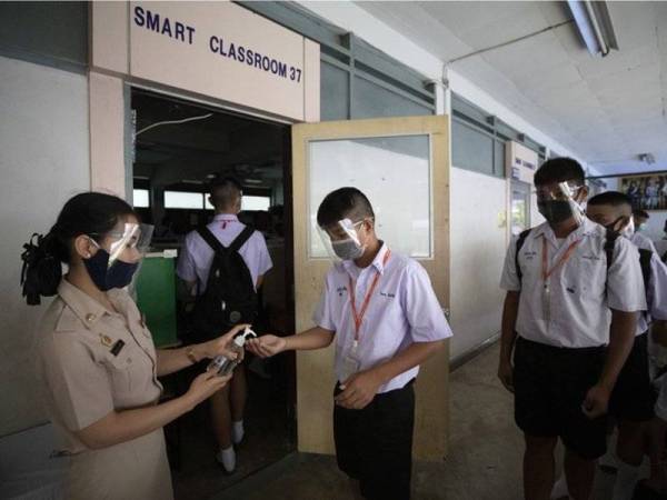 Sesi persekolahan di Thailand dibuka semula pada 14 Jun ini selepas dua kali ditunda berikutan peningkatan kes Covid-19. - Foto AP