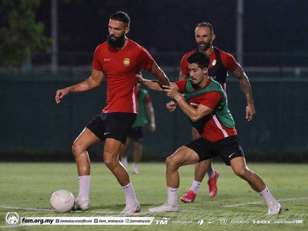 Brendan Gan (kanan) dijangka kembali berada dalam kesebelasan utama Harimau Malaya menentang Vietnam pada tengah malam Sabtu ini.