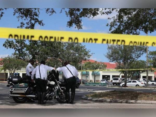 Beberapa anggota dari Pejabat Syerif berada di lokasi kejadian tembakan di Royal Palm Beach, Floria pada Khamis. - Foto AFP