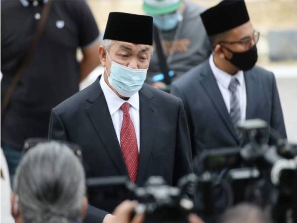 Ahmad Zahid ketika bertemu media selepas selesai sesi sembah menghadap Yang di-Pertuan Agong di Istana Negara, pada Jumaat. -Foto Rosli Talib 