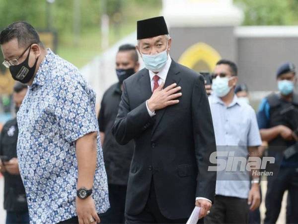 Ahmad Zahid selepas selesai sesi sembah menghadap Yang di-Pertuan Agong di Istana Negara, pada Jumaat. - Foto Sinar Harian ROSLI TALIB