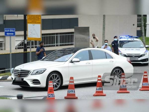 Kenderaan yang membawa Vigneswaran keluar dari pintu 2 Istana Negara selepas selesai menghadap Yang di-Pertuan Agong, Al-Sultan Abdullah Ri'ayatuddin Al-Mustafa Billah Shah di Istana Negara. - Foto Sinar Harian Rosli Talib