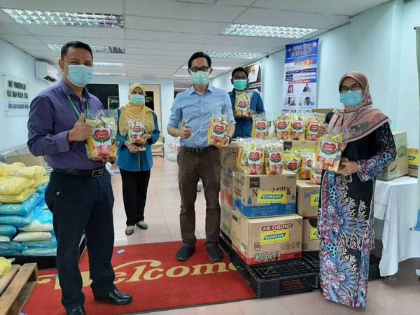 Zamzuri (kiri) hadir menyampaikan sumbangan pek makanan kepada petugas kesihatan di Hospital Sultanah Bahiyah, Alor Setar pada Khamis.