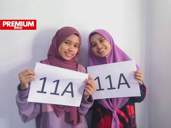 Nurul Syazwina Anuwar (kiri) bersama kakak nya, Nurul Syazwani Anuwar (kanan), 18, yang memperoleh keputusan 11A dalam SPM 2020.