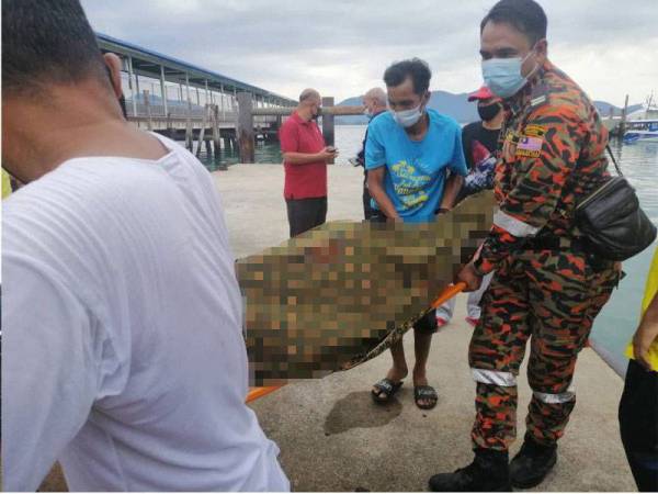 Anggota bomba membawa mayat mangsa untuk diserahkan kepada polis untuk tindakan selanjutnya. - Foto ihsan bomba