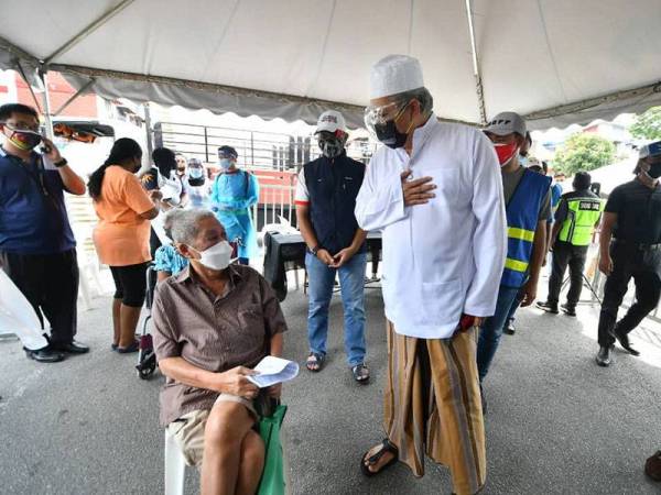 Annuar turun meninjau pelaksaanTrak Vaksin Bergerak MyMedic@Wilayah di Perumahan Awam Seri Johor pada Sabtu.