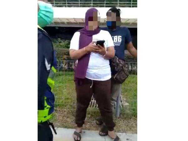 Polis menahan sepasang suami isteri di Jalan Persiaran Kewajipan, Subang Jaya pada Rabu.