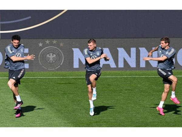 Kroos (tengah) giat menjalani latihan bersama Mats Hummels dan Thomas Mueller sebagai persiapan mengharungi kempen Euro 2020.