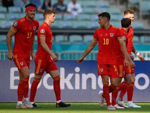 Moore (kiri) meraikan jaringan penyamaan bersama rakan sepasukan semasa aksi Kumpulan A Euro 2020 Wales menentang Switzerland di Stadium Olimpik, Baku sebentar tadi. FOTO: AFP