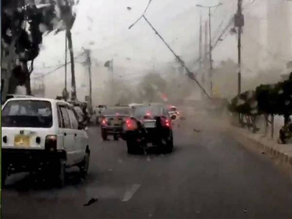 Ribut dan hujan lebat landa wilayah Khyber Pakhtunkhwa, barat laut Pakistan. 