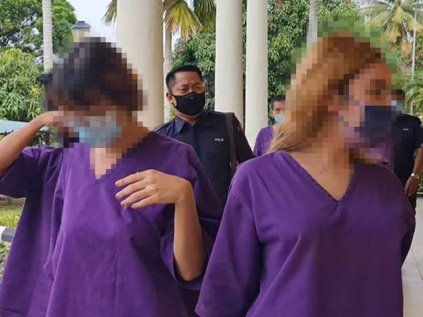 Usahawan kosmetik kontroversi (kanan) bersama rakannya (kiri) direman kes dakwaan berkomunikasi secara lucah dan melakukan perbuatan amang seksual terhadap kanak-kanak bawah umur.