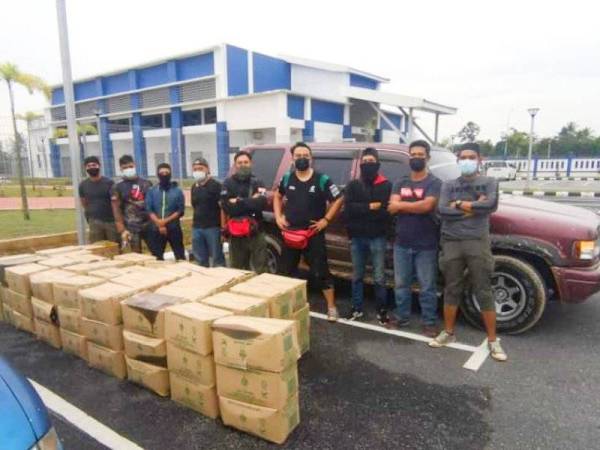 Sebahagian minyak masak yang dirampas selepas pacuan empat roda yang dinaiki suspek terbabas di Kampung Lanchang, Jeram Perdah, Rantau Panjang pada Ahad.