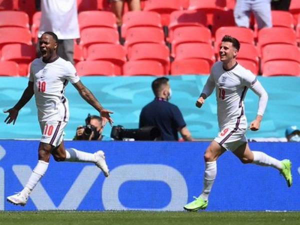 Penyerang England, Raheem Sterling meraikan jaringannya pada perlawanan berkenaan.