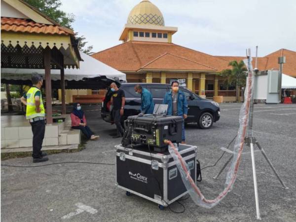 JAS Terengganu memasang alat pengawasan kualiti udara dalam kawasan Masjid Hadhari Paka, Dungun pada petang Ahad.