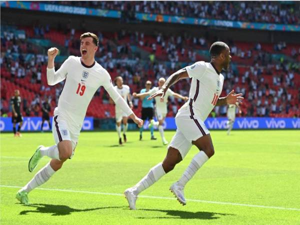 Sterling (kanan) meraikan jaringan The Three Lions ketika berdepan Croatia pada aksi Euro 2020 di Stadium Wembley.