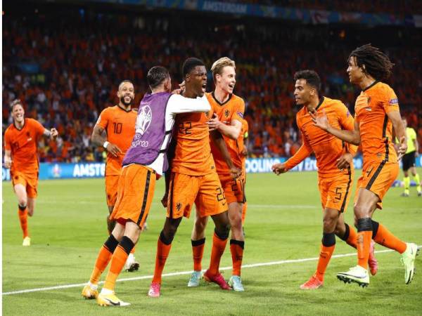 Pemain Belanda meraikan jaringan Dumfries ketika pasukan itu menewaskan Ukraine 3-2.