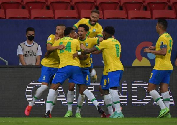 Marquinhos meraikan jaringan bersama pemain Brazil lain semasa menentang Venezuela pada aksi Kumpulan A Copa America awal pagi tadi. 