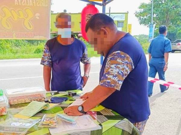 Gambar anggota penguat kuasa tanpa memakai pelitup muka mengenakan kompaun terhadap peniaga jalanan yang tular sejak Ahad.